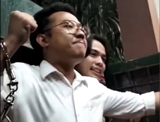 Sidang Delpedro Marhaen Diwarnai Aksi Syal Pink Bertuliskan “Makin Ditekan Makin Melawan”